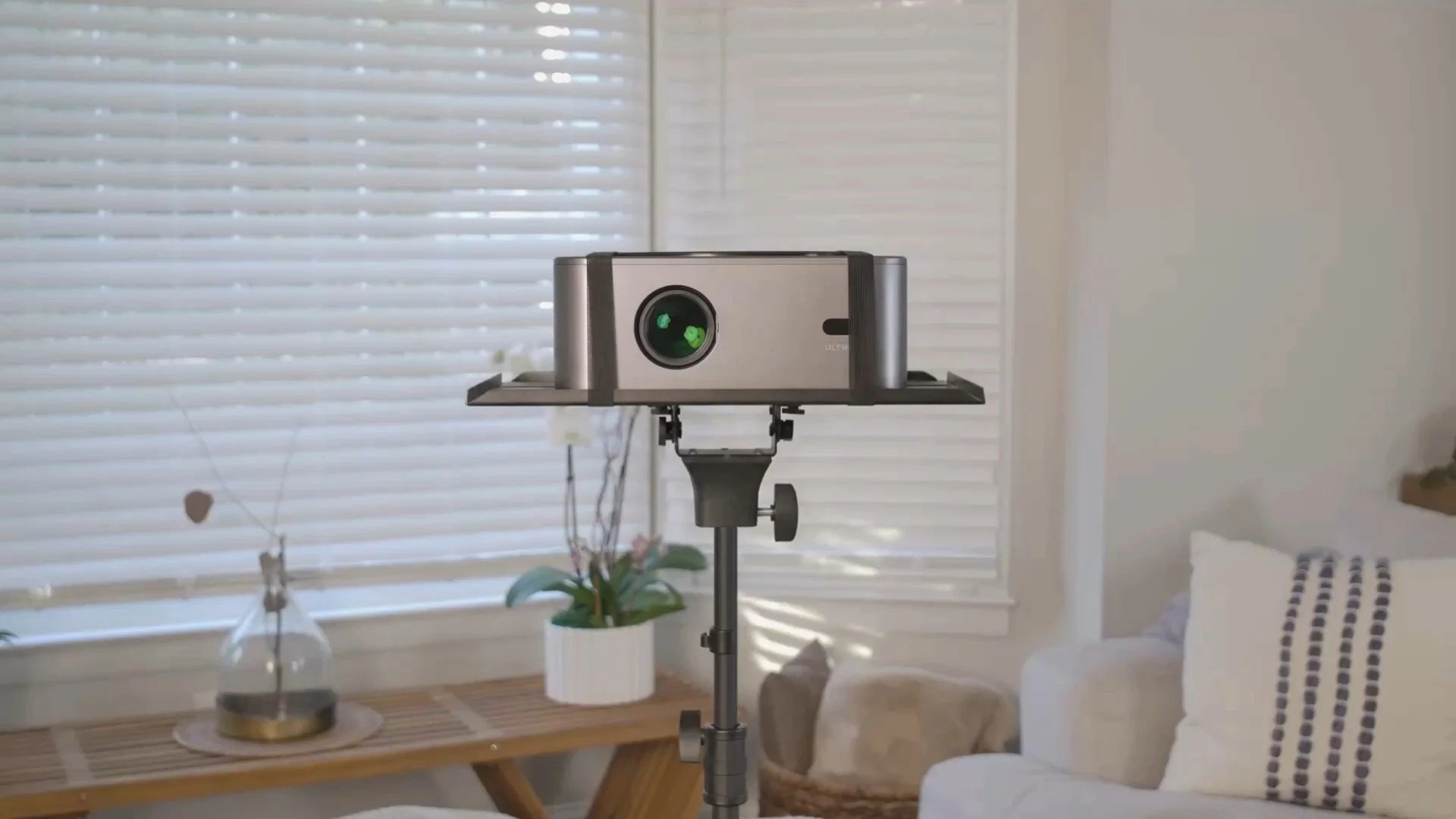 Projectors on the PropVue stand — Tray mount