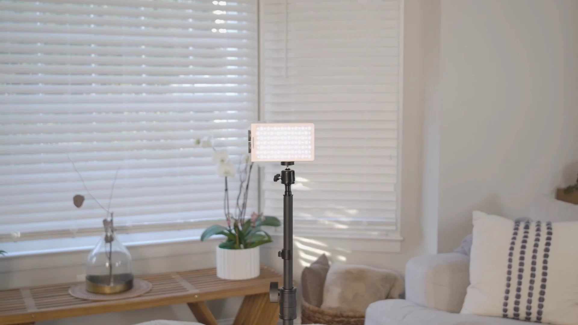 LED panels on the PropVue stand — Swivel-head attachment